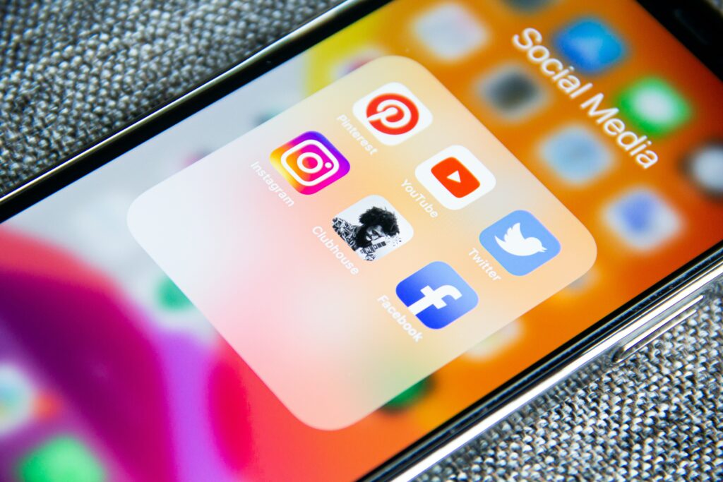 Foto da tela de um celular exibindo uma pasta de Redes Sociais, uma das áreas que se pode investir depois de saber como trabalhar com Marketing Digital.